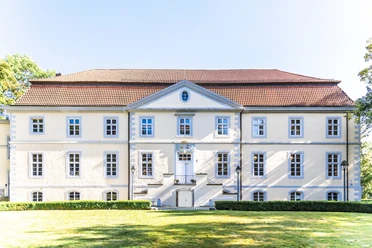 Schloss Ovelgönne Schloss Ovelgönne in Delmenhorst fasziniert mit seiner symmetrischen Fassade und roten Ziegeldach.