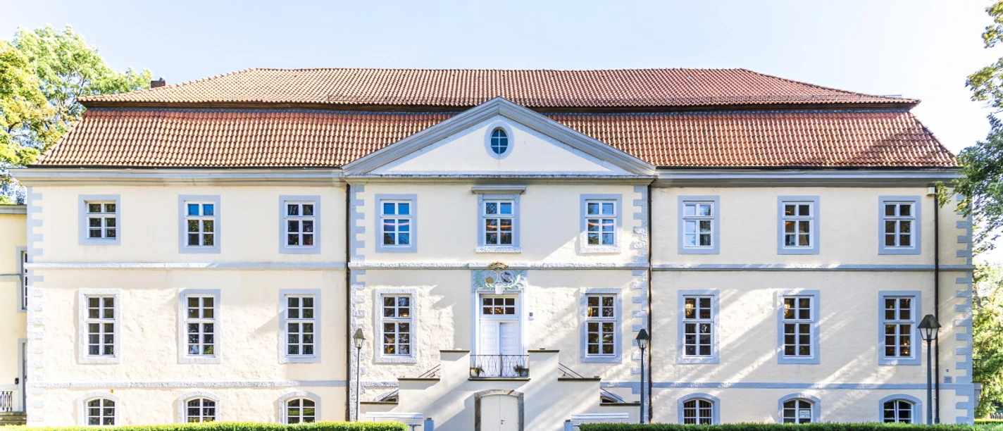 Schloss Ovelgönne Schloss Ovelgönne in Delmenhorst fasziniert mit seiner symmetrischen Fassade und roten Ziegeldach.