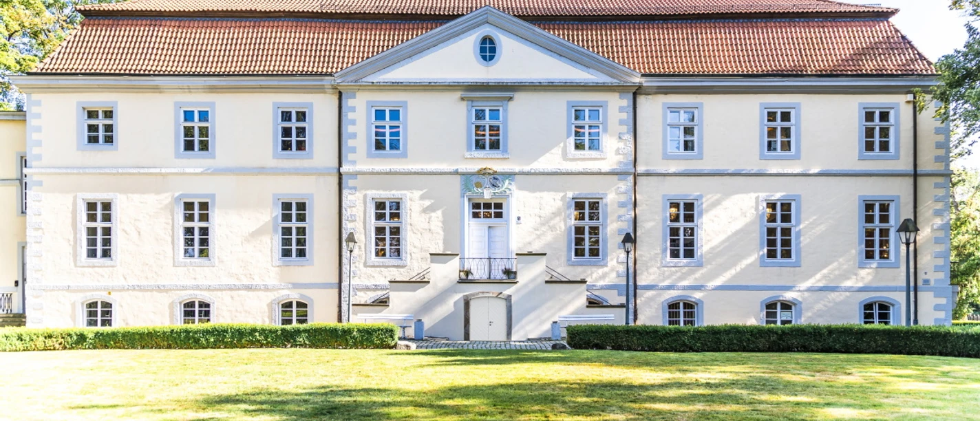 Schloss Ovelgönne Schloss Ovelgönne in Delmenhorst fasziniert mit seiner symmetrischen Fassade und roten Ziegeldach.