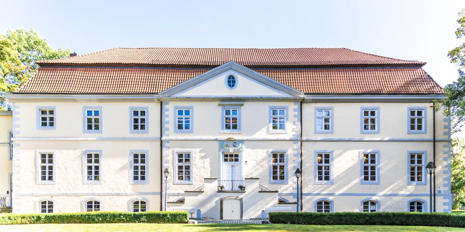 Schloss Ovelgönne Schloss Ovelgönne in Delmenhorst fasziniert mit seiner symmetrischen Fassade und roten Ziegeldach.