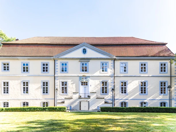 Schloss Ovelgönne Schloss Ovelgönne in Delmenhorst fasziniert mit seiner symmetrischen Fassade und roten Ziegeldach.
