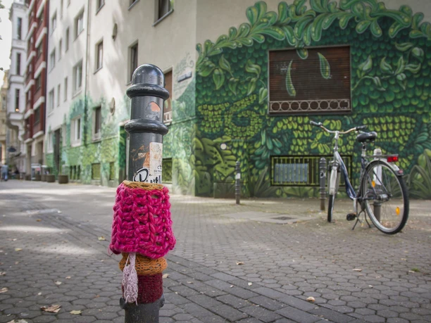 Street Art im Belgischen Viertel Ein mit Streetart verziertes Gebäude in Köln zeigt bunte, pflanzliche Wandmalereien an der Fassade.