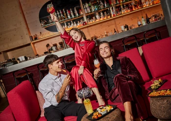 Faire la fête au bar de l'Hermitage