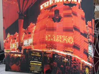 Casino Dekowand 03 Fremont Casino Las Vegas, beleuchtete Fassade bei Nacht, rote Neonlichter, geschäftige Atmosphäre.Fremont Casino Las Vegas, illuminated facade at night, red neon lights, busy atmosphere.