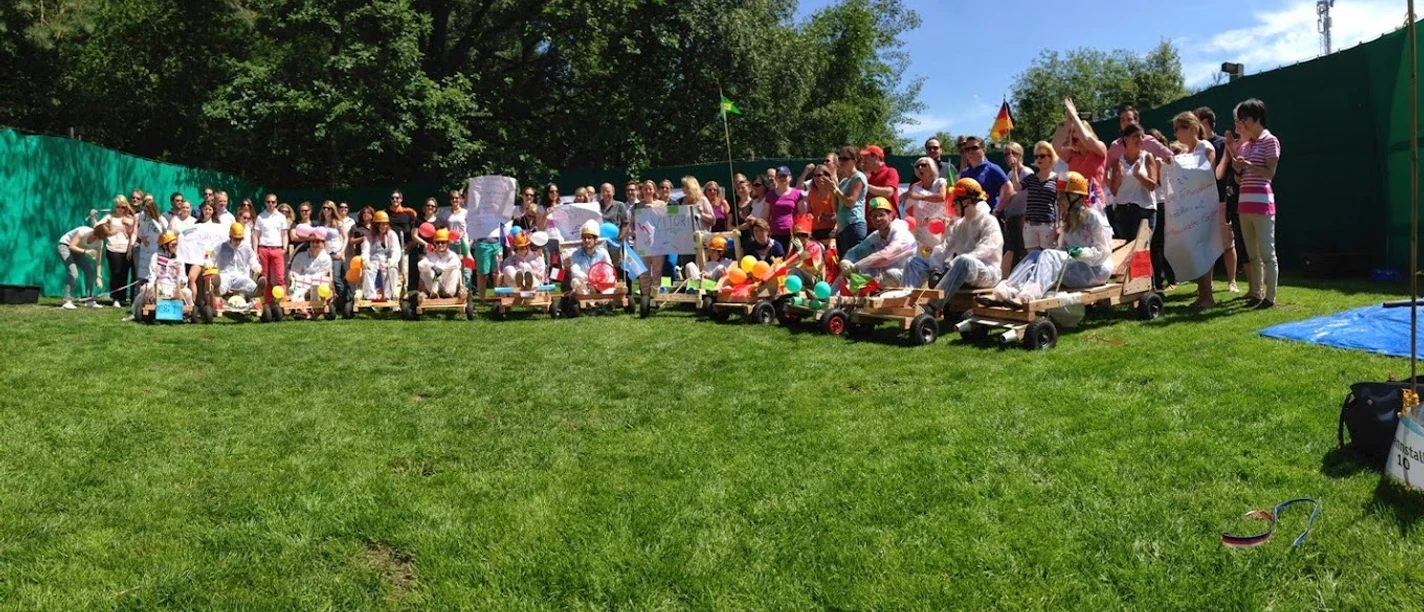 Teamevent.jpg Group photo at the team event on the lawn with self-made go-kart cars