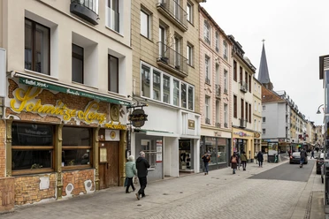 Die Severinstraße in Köln mit dem traditionellen Schmitze Lang Brauhaus zeigt das lebendige Stadtleben.