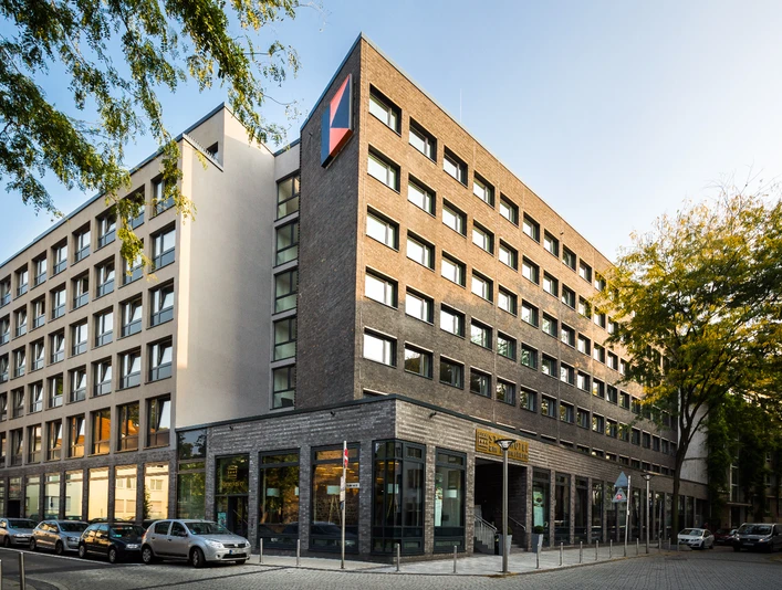 Stadthotel am Römerturm Neubau eines Bankgebäudes in zeitgemäßer Architektur mit großen Fenstern und markanter Fassade.</p>New construction of a bank building in contemporary architecture with large windows and a striking façade.</p> <p