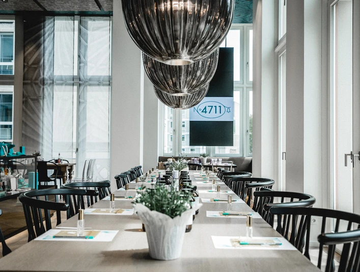 4711 Duftseminar Modernes Restaurant mit langen Tischen, stilvollen schwarzen Stühlen und eleganten Deckenlampen.</p>Modern restaurant with long tables, stylish black chairs and elegant ceiling lamps.</p> <p