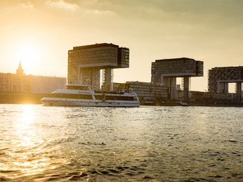 MS_Jan_v_Werth Sonnenuntergang über dem Rhein mit vorbeifahrendem Schiff und Kranhäusern im Hintergrund.</p>Sunset over the Rhine with passing ship and crane houses in the background.</p> <p