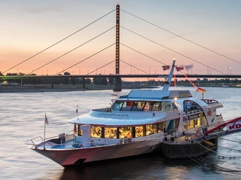 MS_RheinPoesie Personenschiff "RheinPoesie" vor der Rheinkniebrücke bei Sonnenuntergang auf dem Rhein.</p>