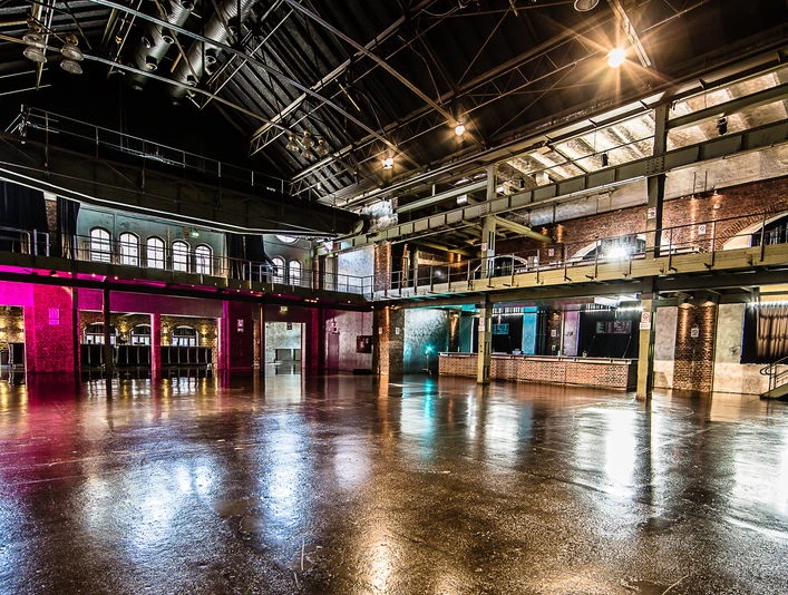 E-Werk Köln Haupthalle Industrieller Saal mit glänzendem Boden, Backsteinwänden und hoher Decke in dunklem Ambiente.Industrial hall with shiny floor, brick walls and high ceiling in a dark ambience.