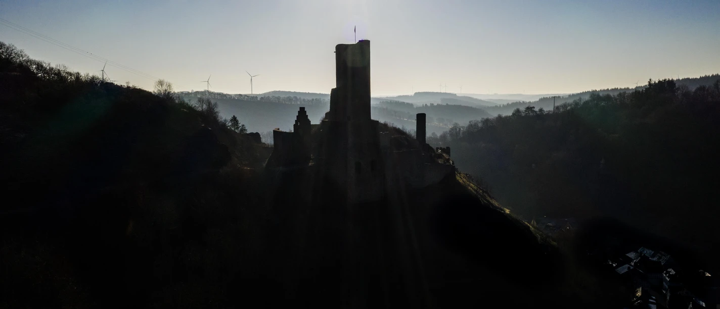 Burgen Monreal im Schatten