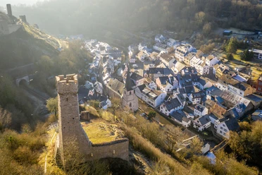 Blick auf die Burgen über Monreal