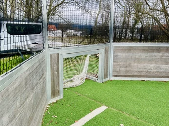 Multifunktionshalle_Außenbereich_Soccer Court innen Tor u. Tischtennisplatte © Einbeck Tourismus.jpg