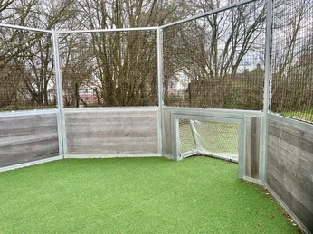 Multifunktionshalle_Außenbereich_Soccer Court innen Tor© Einbeck Tourismus (1).jpg