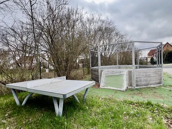 Multifunktionshalle_Außenbereich_Soccer Court, Tischtennisplatte © Einbeck Tourismus.jpg