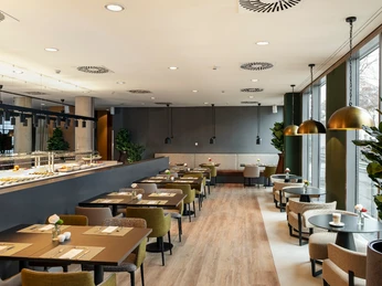 NH_köln-altstadt Modernes Restaurant mit eleganter Einrichtung, runden Tischen und großen Fensterfronten.</p>Modern restaurant with elegant furnishings, round tables and large windows.</p> <p