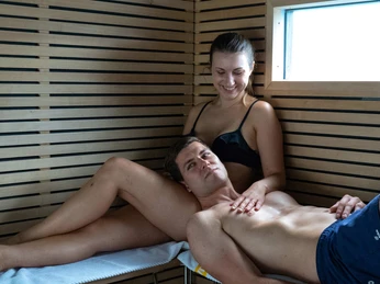 saunaboot-thunersee-paar-liege-ofen-wellbeing.jpg