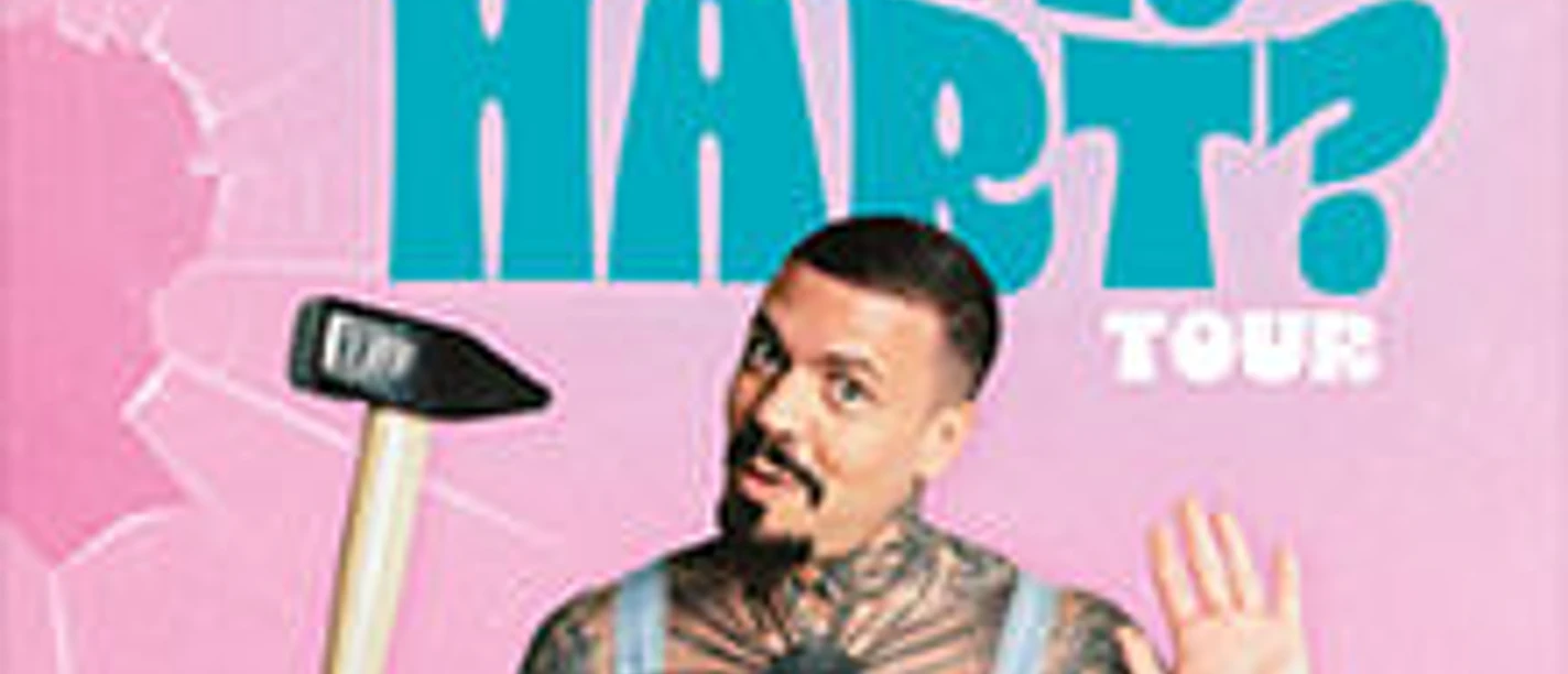 Emyvee mit Tattoos und Hammer vor pinkem Hintergrund, thematisiert humorvoll Herausforderungen.