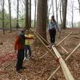 Brückenbau_kreativ.JPG Menschen balancieren auf einem Holzparcours im Wald unter Anleitung, umgeben von Laub auf dem Boden.</p>People balance on a wooden course in the forest under supervision, surrounded by foliage on the ground.</p> <p