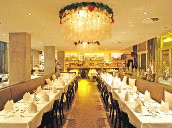 01-CONSILIUM-Event-Restaurant-Innenraum Restaurant mit festlich gedeckten Tischen, eleganter Beleuchtung und stimmungsvoller Atmosphäre.Restaurant with festively laid tables, elegant lighting and an atmospheric ambience.