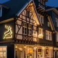 Hirsch Restaurant_Fassade.jpg Fachwerkhaus mit beleuchteter Fassade, Restaurant "Hirsch", traditionelle Elemente, abends aufgenommen.
