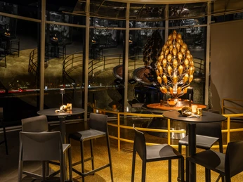 Eventraum Schokoladenfabrik, Schokoladenbrunnen Ein stilvoll beleuchteter Loungebereich mit modernen Sitzgelegenheiten und einem kunstvollen Lampendesign.A stylishly lit lounge area with modern seating and an artistic lamp design.