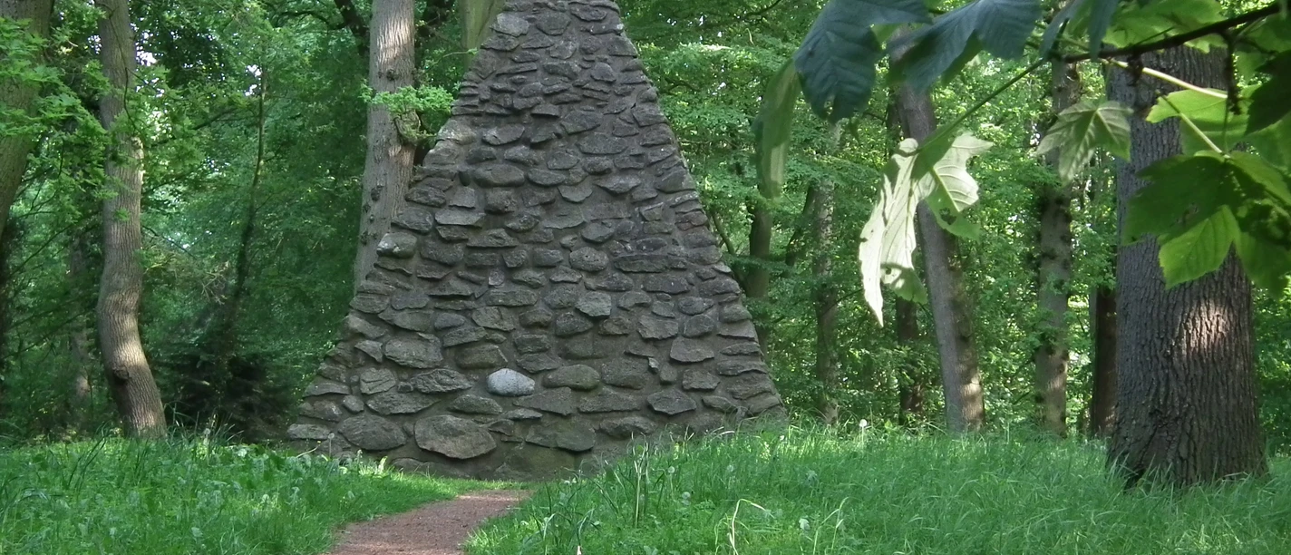 Upstalsboom im Frühling Führung Aurich Rodrian Upstalsboom im Frühling Führung Aurich Rodrian