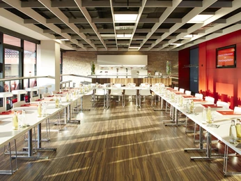 GeißbockLounge <p>Moderner Konferenzraum mit Holzfußboden, weißen Tischen und Fenstern mit Blick auf ein Stadion.</p><p>Modern conference room with wooden floor, white tables and windows overlooking a stadium.</p>