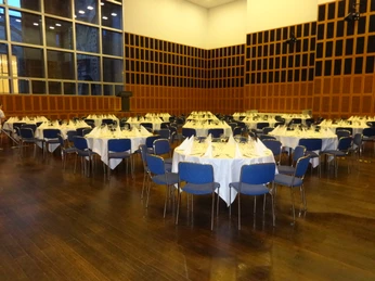 DSC00523.JPG Großer, eleganter Veranstaltungsraum mit gedeckten Tischen und blauen Stühlen, bereit für Gäste.Large, elegant function room with laid tables and blue chairs, ready for guests.