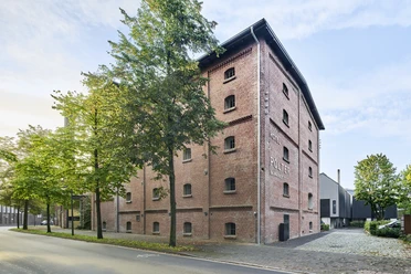 Manufaktur Markus T. Backstein-Manufaktur mit Hotel PÖLTER, mehrgeschossig, an ruhiger Straße mit Bäumen