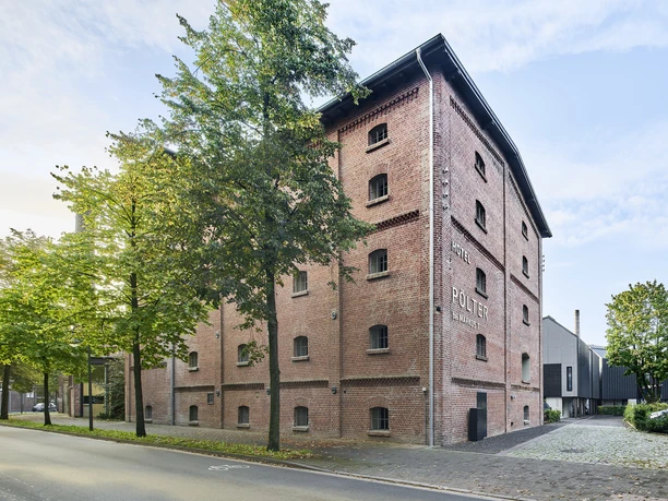 Manufaktur Markus T. Backstein-Manufaktur mit Hotel PÖLTER, mehrgeschossig, an ruhiger Straße mit Bäumen