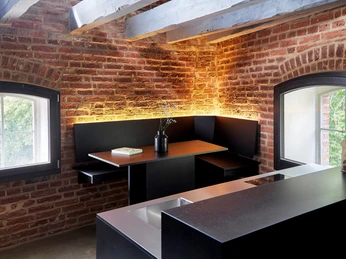 pölter finals 57_Loft C. Moderne Küche mit Backsteinwänden, Lichteffekten, zwei Fenstern mit Ausblick und stilvoller Dekoration.