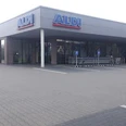 2023-03-19.jpg Das Bild zeigt eine ALDI-Filiale mit weitläufigem Parkplatz, Einkaufswagenbereich und moderner Fassade.