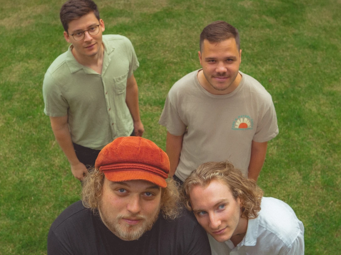 Mael&Jonas_byYvette Robol(1).jpg Vier junge Männer mit unterschiedlichen Frisuren und Outfits stehen lächelnd auf einer grünen Wiese.Four young men with different hairstyles and outfits stand smiling on a green meadow.Vier jonge mannen met verschillende kapsels en outfits staan glimlachend op een groene weide.