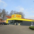 Netto_Apen_2023.jpg Außenansicht eines Netto-Markts in Apen, Parkplatz und Einkaufswagenbereich.