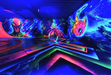 "Eingelocht" 3D-Schwarzlicht-Minigolfanlage