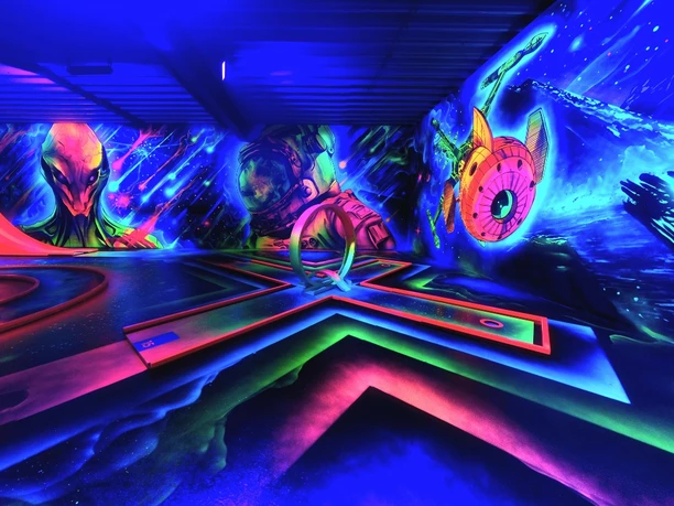 "Eingelocht" 3D-Schwarzlicht-Minigolfanlage
