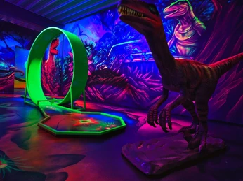 "Eingelocht" 3D-Schwarzlicht-Minigolfanlage