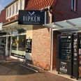 Fleischerei-Ripken_Augustfehn_2020.jpg Das Bild zeigt das Fleischerei Fachgeschäft Ripken, ein Backsteingebäude, in dem unten die Fleischeri ist. Vor dem Gebäude steht ein Automat, der Grillfleisch und Salate enthält