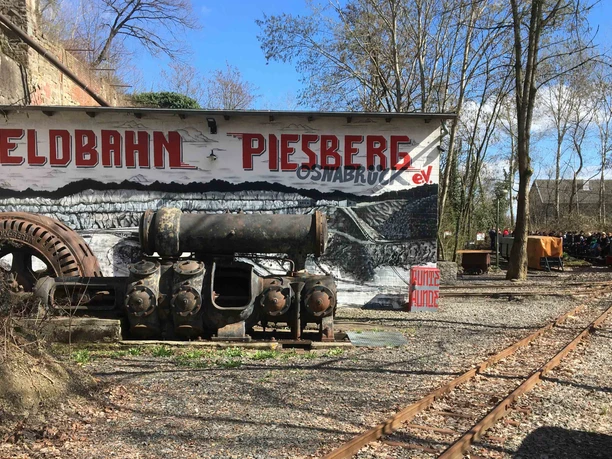 Feldbahn Piesberg Lokschuppen Vorbeifahrt-c-Feldbahn.jpg