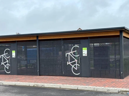 Fahrradstation am Dock Die moderne Fahrradstation am Dock bietet sicheren Parkraum.