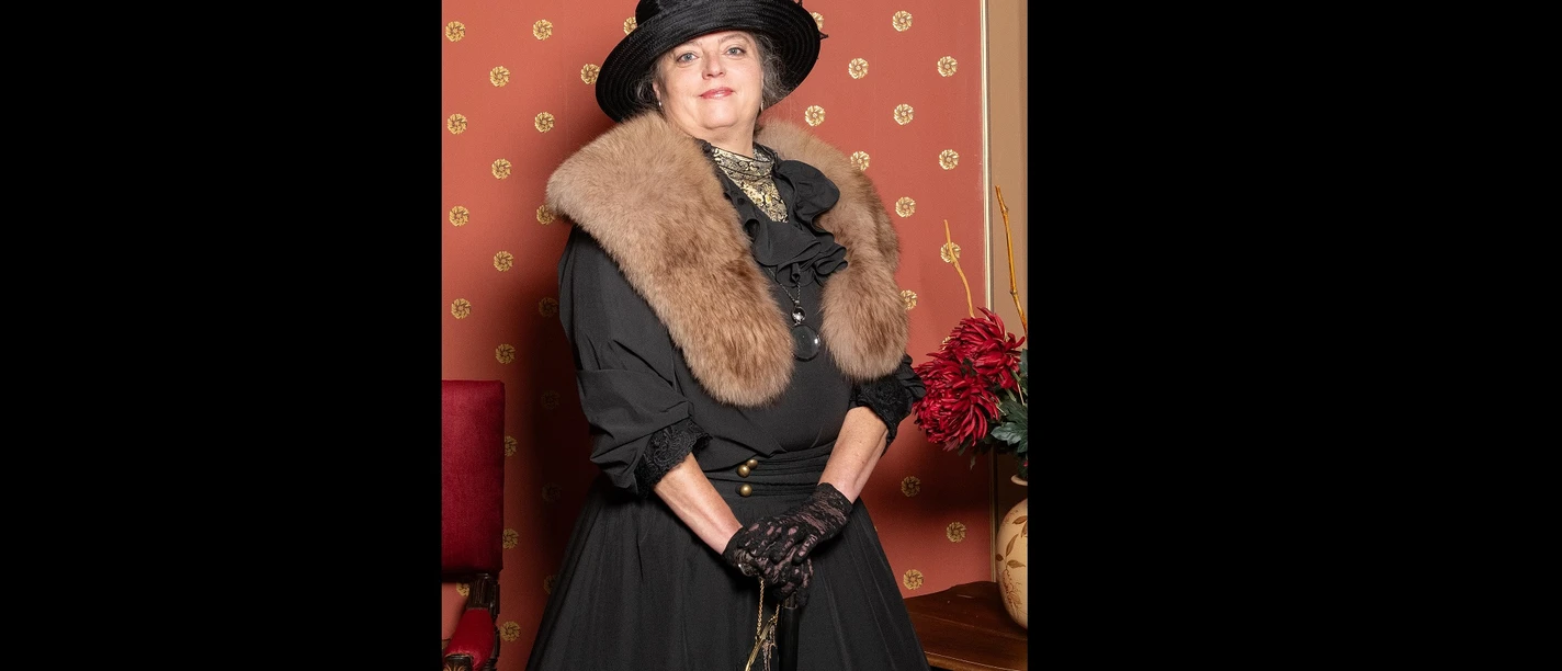 Ella v. Wangenheim Das Bild zeigt die kostümierte Schlossführerin