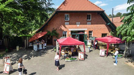 Hofansicht von Schloh's Spargelhof in Hellwege Hofansicht von Schloh's Spargelhof in Hellwege