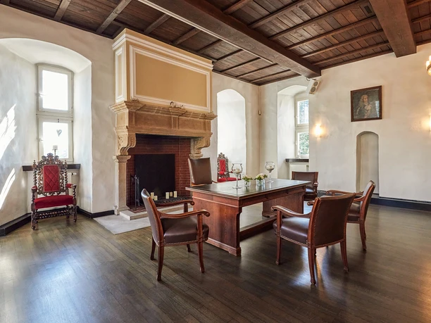 Schloß Broich, Mülheim an der Ruhr Historische Halle im Schloß Broich, Mülheim an der Ruhr, mit Holzbalkendecke und antikem Kamin.