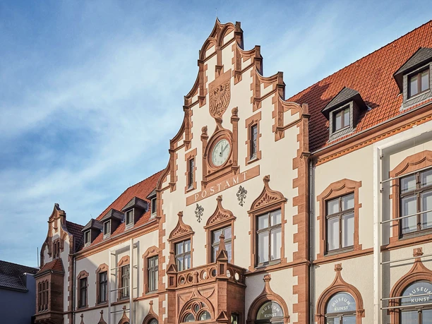 Kunstmuseum, Mülheim an der Ruhr Das historische Gebäude des Kunstmuseums Mülheim an der Ruhr mit prächtiger Fassade und Uhr.