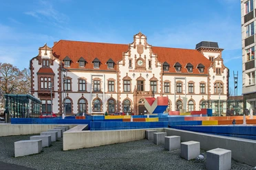 Kunstmuseum, Mülheim an der Ruhr <p>Historisches Postgebäude in Mülheim an der Ruhr mit buntem Brunnen im Vordergrund.</p>