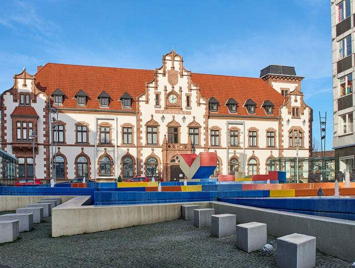 Kunstmuseum, Mülheim an der Ruhr <p>Historisches Postgebäude in Mülheim an der Ruhr mit buntem Brunnen im Vordergrund.</p>