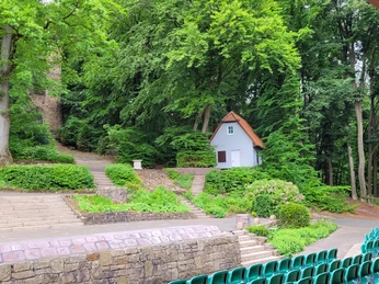 Freilichtbühne Nettelstedt Freilichtbühne Nettelstedt mit Steinterrassen und umgeben von dichtem grünen Wald.