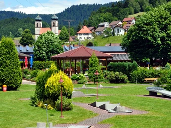 Minigolfplatz Bad Rippoldsau Schapbach Blick auf Kirche Minigolfplatz Bad Rippoldsau Schapbach Blick auf Kirche